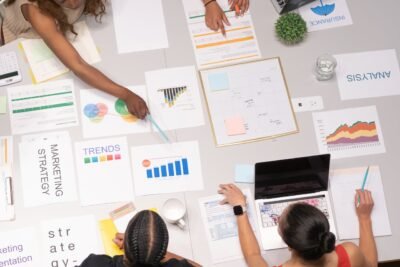 Na imagem, equipe em reunião discutindo sobre SEO local.