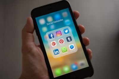 Na imagem, pessoa segurando o celular com a interface de redes sociais aberta
