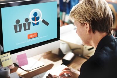 Saiba como a inteligência artificial está transformando o recrutamento, agilizando processos e melhorando a seleção de talentos.