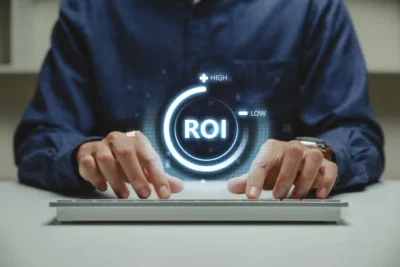 Pessoa digitando em um teclado com gráfico holográfico de ROI (Retorno Sobre Investimento) próximo às mãos, illustrating ROI high and low.