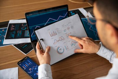 Como a Análise de Dados Revoluciona a Produção A produção industrial tem se transformado rapidamente com o avanço da tecnologia, e um dos principais pilares dessa transformação é a análise de dados. Hoje, mais do que nunca, empresas estão utilizando dados para otimizar processos, reduzir custos e aumentar a produtividade. Essa mudança impacta diretamente a forma como as indústrias produzem, oferecendo insights precisos e promovendo melhorias contínuas. Isso permite uma tomada de decisão mais rápida e precisa, além de criar uma cultura de gestão baseada em dados. Monitoramento em Tempo Real para Ações Rápidas A análise de dados permite que as indústrias monitorem suas operações em tempo real, garantindo maior controle sobre os processos produtivos e possibilitando a identificação imediata de falhas ou inconsistências. Esse monitoramento contínuo é essencial para garantir a eficiência de processos que envolvem peças específicas, como a abraçadeira Stauff, frequentemente utilizada em sistemas hidráulicos e pneumáticos para fixação segura de tubos e mangueiras. Sensores instalados em máquinas e equipamentos enviam dados continuamente. Gestores podem identificar falhas de forma ágil e atuar antes que se tornem grandes problemas. O monitoramento constante contribui para a manutenção preditiva. Paradas inesperadas na produção são evitadas por meio da antecipação de problemas. Ao analisar padrões de funcionamento, é possível prever quando uma máquina precisará de reparos, evitando custos elevados com manutenção corretiva e garantindo que a linha de produção permaneça ativa. Otimização de Recursos e Redução de Desperdícios Um dos maiores benefícios da análise de dados é a otimização dos recursos utilizados na produção. Com a coleta e análise constantes de informações, as indústrias conseguem identificar gargalos, desperdícios e oportunidades de melhoria. Isso inclui desde o consumo energético até o uso eficiente de matéria-prima. A análise detalhada permite ajustar processos, como regular o consumo de energia conforme a demanda ou identificar máquinas que consomem além do esperado. Ao monitorar equipamentos que utilizam componentes estruturais importantes, como o tirante de aço, é possível avaliar seu desempenho e desgaste, evitando desperdícios energéticos causados por falhas mecânicas. Assim, os gestores tomam decisões mais sustentáveis e econômicas, preservando recursos e aumentando a eficiência. Melhoria na Qualidade do Produto A qualidade do produto é um fator determinante para a competitividade de uma empresa. Através da análise de dados, é possível monitorar parâmetros críticos que impactam diretamente na qualidade, como temperatura, umidade e precisão no corte ou montagem dos produtos. Com o acompanhamento contínuo, os profissionais podem ajustar imediatamente qualquer desvio dos padrões estabelecidos, garantindo que o produto atenda às exigências de qualidade e evitando o retrabalho ou a devolução por não conformidade. Personalização e Flexibilidade na Produção Os consumidores estão cada vez mais exigentes, buscando produtos que atendam às suas necessidades específicas, com características personalizadas e que ofereçam alta qualidade. Eles valorizam soluções que se adaptem ao seu estilo de vida e expectativas, além de priorizar a durabilidade e o desempenho dos produtos que escolhem. A análise de dados possibilita que as indústrias adaptem suas linhas de produção conforme a demanda, garantindo flexibilidade sem comprometer a eficiência. Empresas que utilizam sistemas inteligentes podem reconfigurar processos rapidamente, ajustando a produção conforme as mudanças no mercado. Assim, mesmo em estruturas complexas, como as que utilizam viga armada em sua construção, é possível garantir maior competitividade e atender às necessidades do consumidor de forma ágil. Integração com Tecnologias Emergentes A análise de dados também facilita a integração com tecnologias emergentes, como robótica avançada e sistemas automatizados, que muitas vezes operam em ambientes estruturados com componentes resistentes, como a viga I de ferro, garantindo estabilidade e segurança nas operações industriais. A conexão integrada melhora o controle das operações diárias. Diferentes setores da empresa conseguem compartilhar informações com facilidade. A comunicação entre equipes se torna mais ágil e clara. Processos internos fluem de forma mais coordenada e eficiente. A partir dessa integração, as empresas conseguem não só melhorar a produtividade, mas também criar ambientes industriais mais seguros e inteligentes, que utilizam recursos de forma mais equilibrada e estratégica. Tomada de Decisão Baseada em Dados A era da tomada de decisão baseada na intuição está ficando para trás. Hoje, as empresas que utilizam a análise de dados conseguem identificar tendências, padrões de consumo e prever demandas futuras com maior precisão. Essa mudança de mentalidade permite que gestores elaborem estratégias fundamentadas, minimizando riscos e aumentando as chances de sucesso. Além disso, a tomada de decisão data-driven fortalece a cultura empresarial voltada para resultados mensuráveis. Conclusão: Transformação Digital e Competitividade A análise de dados é, sem dúvida, um dos principais motores da transformação digital na indústria. Empresas que adotam essa abordagem conseguem melhorar a eficiência, reduzir custos e oferecer produtos de qualidade superior. Investir em tecnologias que coletam e analisam dados com precisão coloca as indústrias em um patamar avançado, onde a inovação e a eficiência caminham juntas. Dessa forma, a produção se torna não apenas mais eficaz, mas também capaz de se adaptar rapidamente às demandas do mercado.