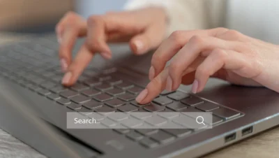 Imagem de uma pessoa digitando em um laptop, representando a busca por soluções sobre indexação de páginas e o que fazer quando o Google não indexa seu conteúdo.