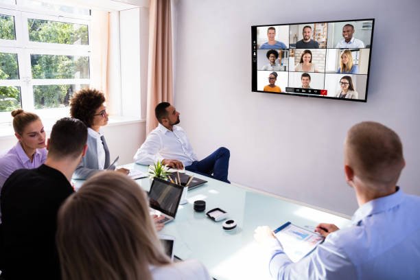 Explore as principais tendências em tecnologia para eventos híbridos e online, com foco em interatividade, alcance e experiência do público.