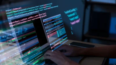 Imagem de uma pessoa programando em um laptop com códigos de inteligência artificial e tendências em IA Generativa, refletidos na tela.
