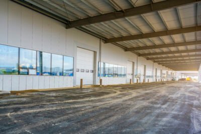 Vantagens do Piso Industrial para Galpões e Áreas Externas
