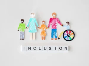 Ilustração de papéis cortados com representação de pessoas com diferentes capacidades físicas e de inclusão, destacando a importância do design inclusivo e acessibilidade como diferencial competitivo.