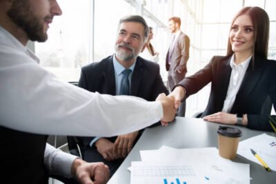 Entenda como o feedback contínuo é essencial para o desenvolvimento de equipes e a evolução da gestão moderna nas empresas.