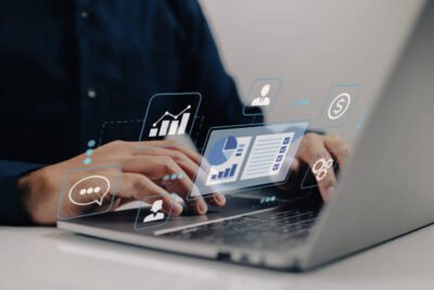 Entenda como CRMs inteligentes otimizam a gestão de clientes multicanal, integrando dados e melhorando a experiência do consumidor.