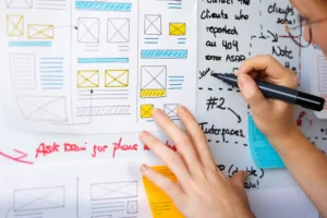 Profissional criando wireframes para otimizar UX Writing, melhorando navegação e aumentando conversões em sites e aplicativos.