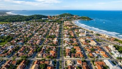 Imagem aérea de Penha, em Santa Catarina, mostrando bairro residencial estruturado e vista para o mar