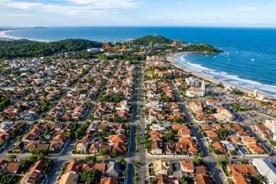 Imagem aérea de Penha, em Santa Catarina, mostrando bairro residencial estruturado e vista para o mar