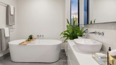 Uma jovem sorri e relaxa em uma banheira