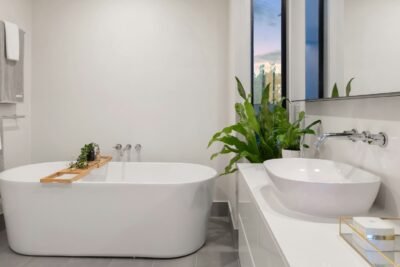 Uma jovem sorri e relaxa em uma banheira