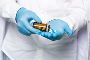Profissional de saúde segura frasco de comprimidos representando medicamentos biossimilares