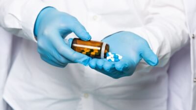 Profissional de saúde segura frasco de comprimidos representando medicamentos biossimilares
