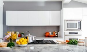 Cozinha branca moderna com ilha central
