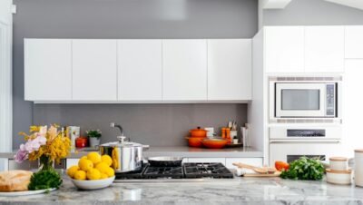 Cozinha branca moderna com ilha central