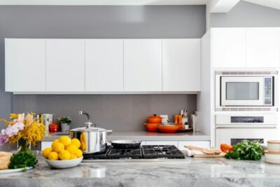 Cozinha branca moderna com ilha central