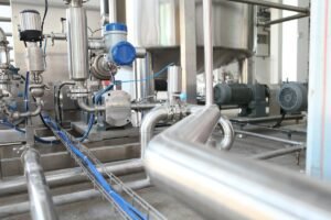 Equipamentos industriais em linha de produção