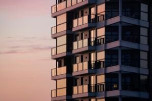 Prédio residencial moderno com varandas