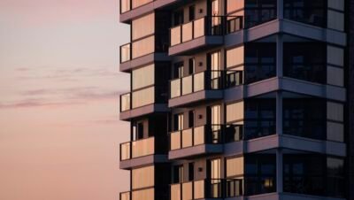 Prédio residencial moderno com varandas