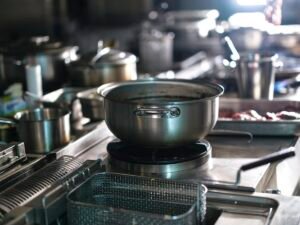 Utensílios e panelas de aço inoxidável em ambiente profissional